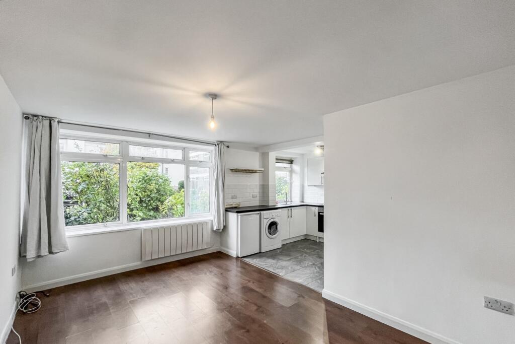 3 The Sheraton, St Marks Hill, Surbiton, KT6 4PY