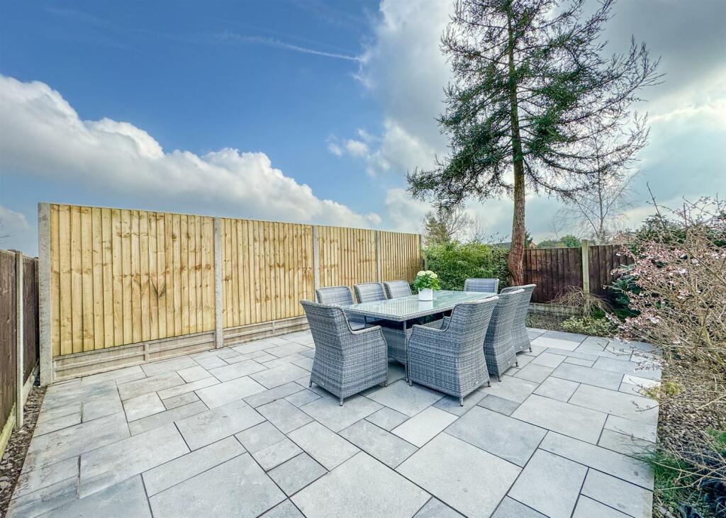 LARGE PATIO AREA