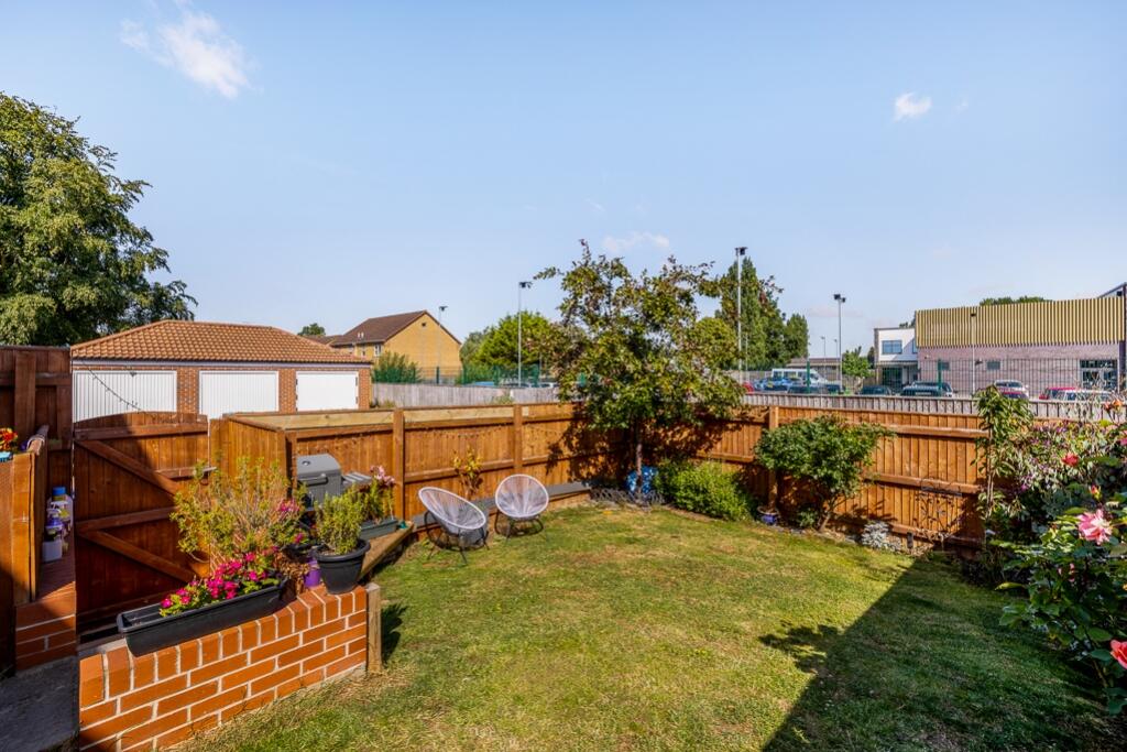 82 De Montfort Gardens (Boston)-8