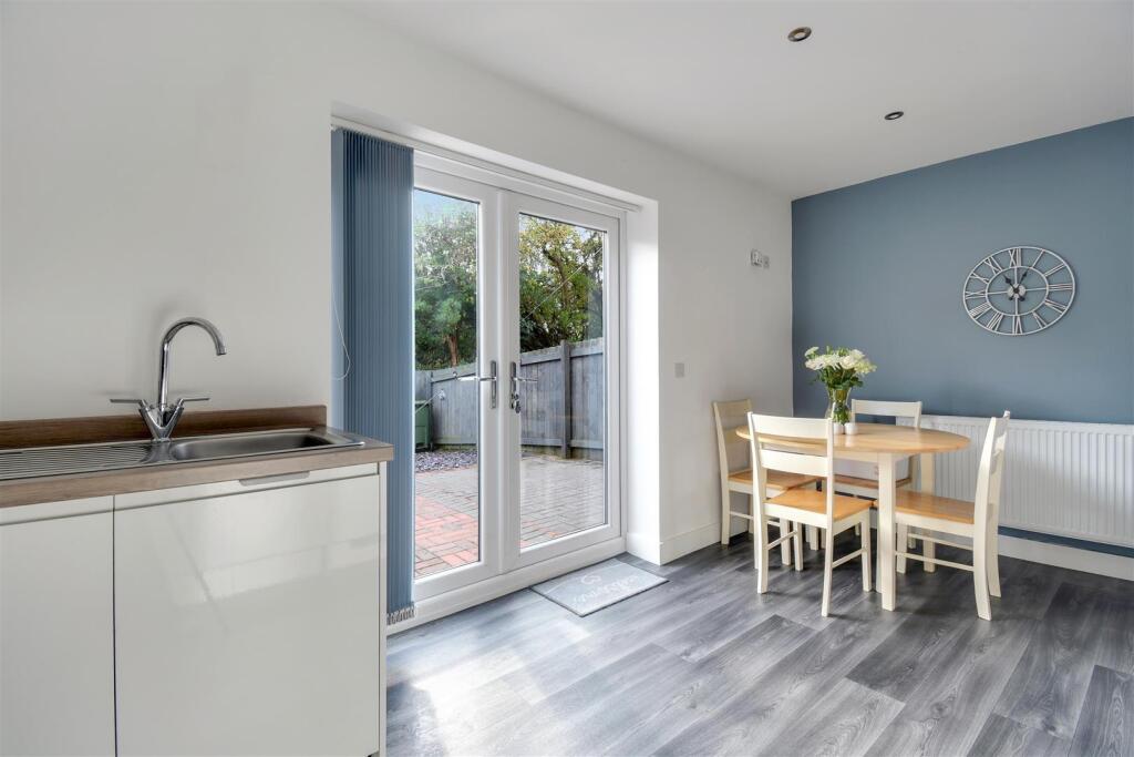 KITCHEN DINER