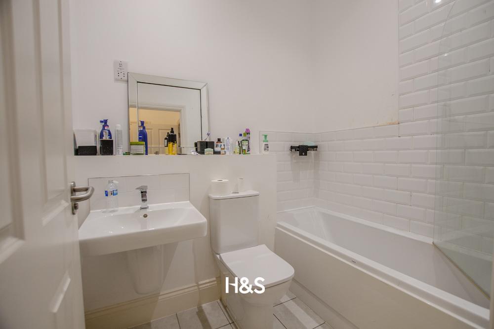 The saddles - bathroom.jpg