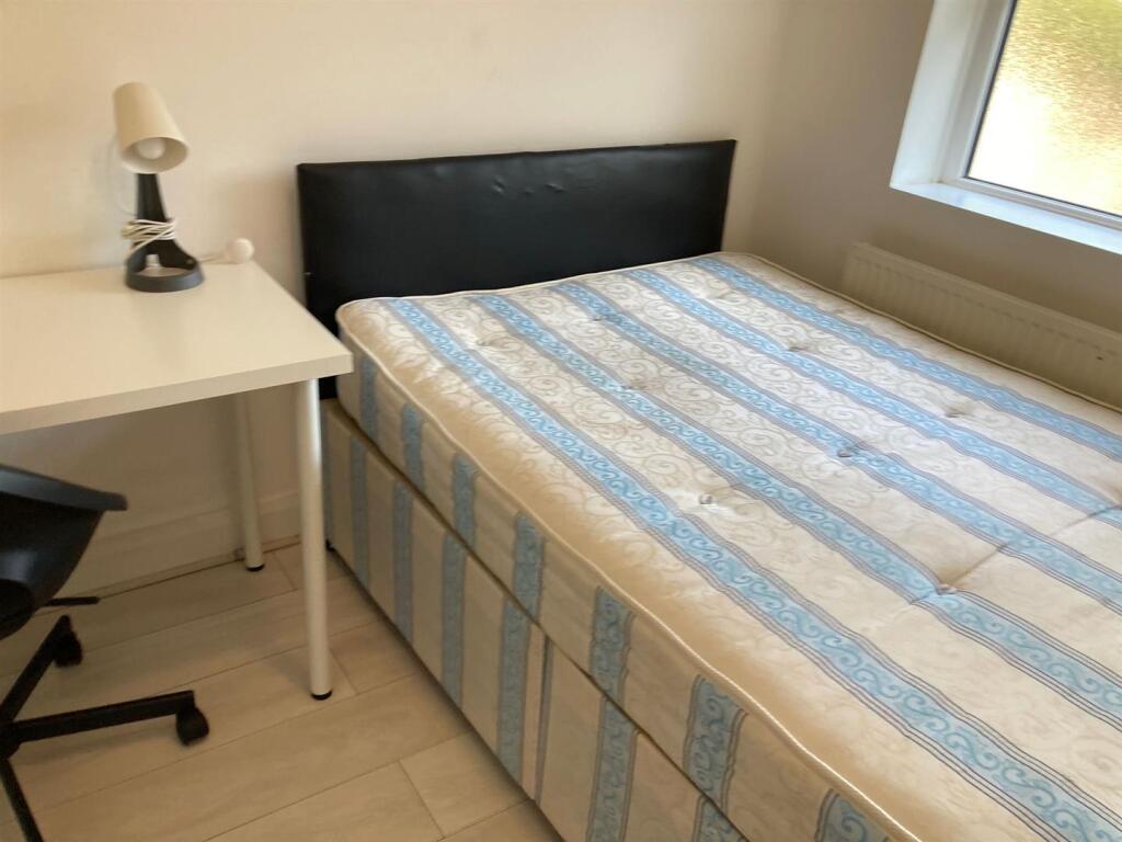 56 Larchwood bedroom 2.jpg