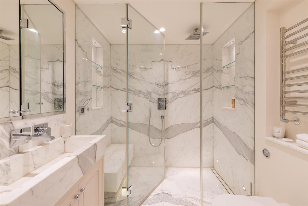 Flat 2, 11 Cadogan Square Hi-12.jpg