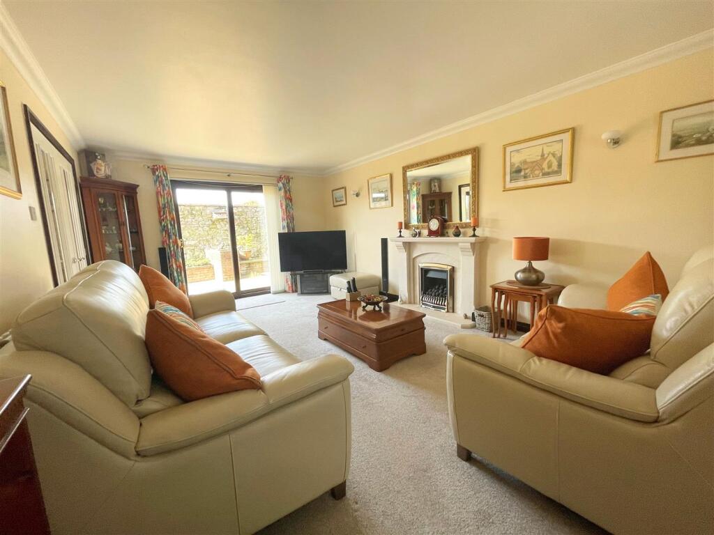 Lounge 1.jpg