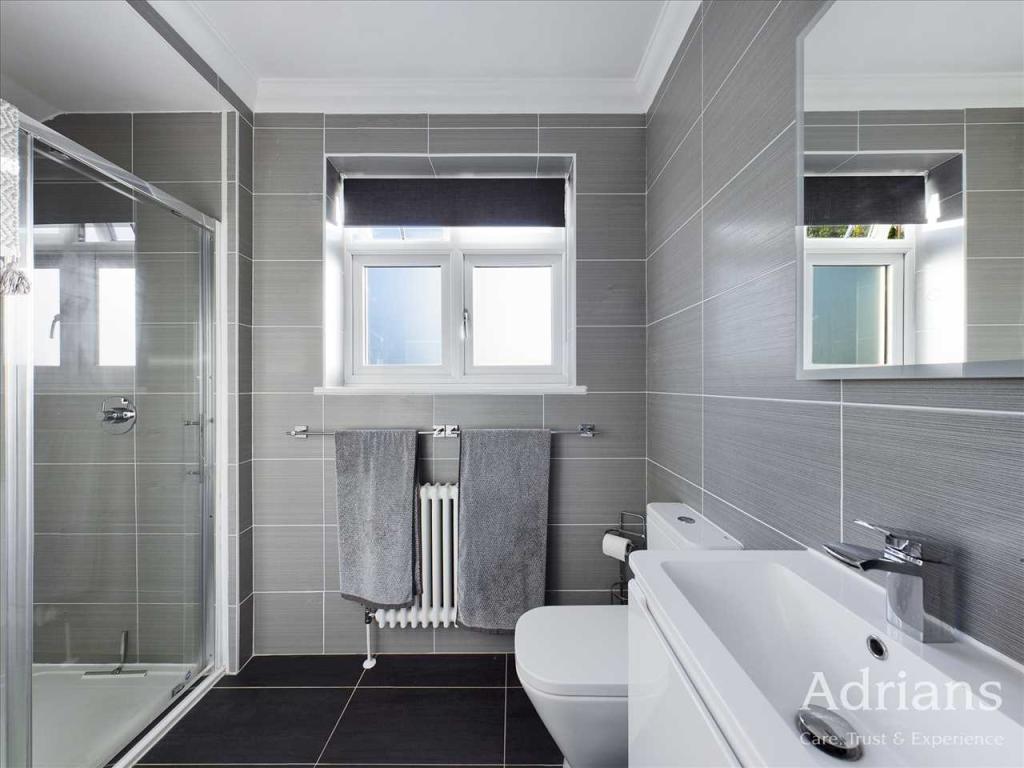 EN-SUITE SHOWER ROOM