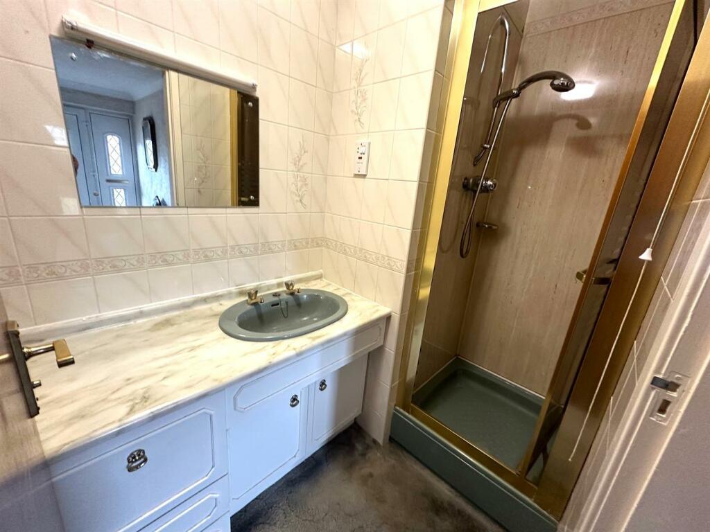 SHOWER ROOM