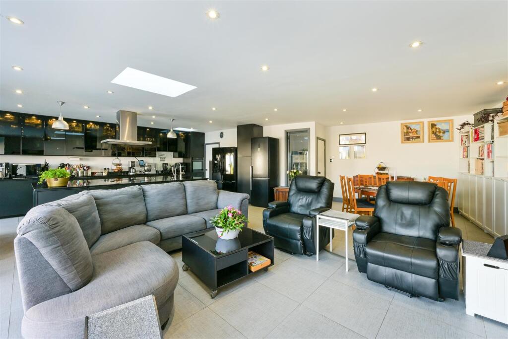 ASHCOMBE TERRACE, 12- (16).jpg