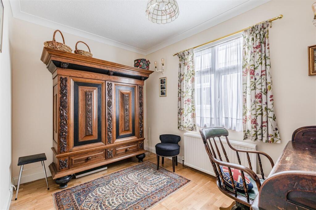 358 Molesey Road, KT12 3PG - 9.jpg