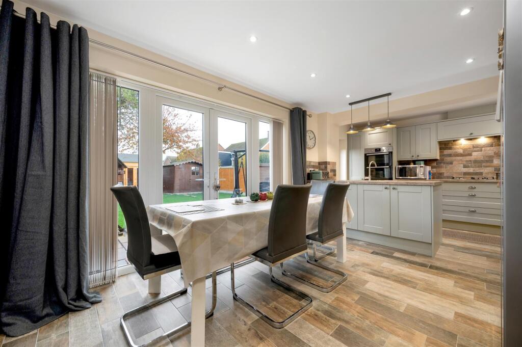 OPEN PLAN LIVING AND DINING KITCHEN