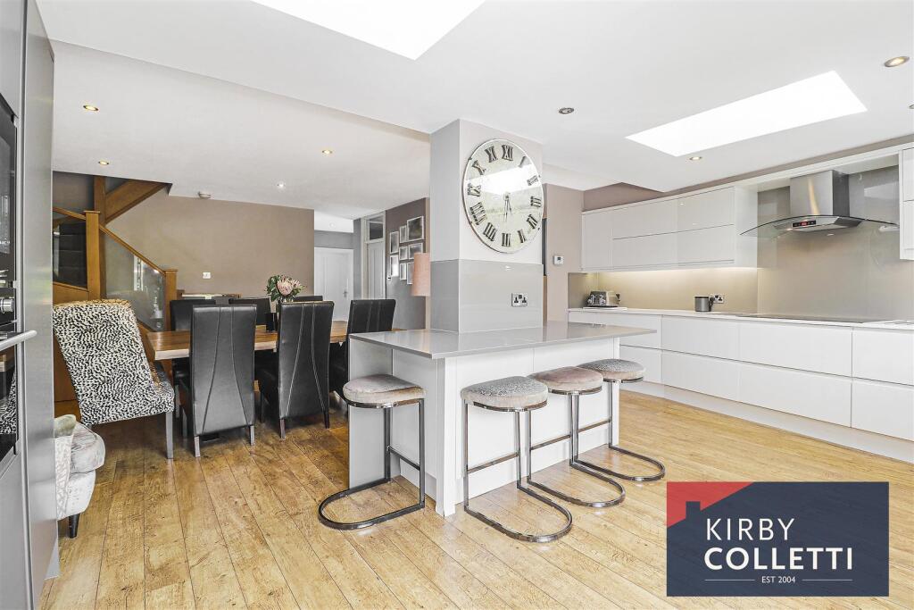 FITTED KITCHEN