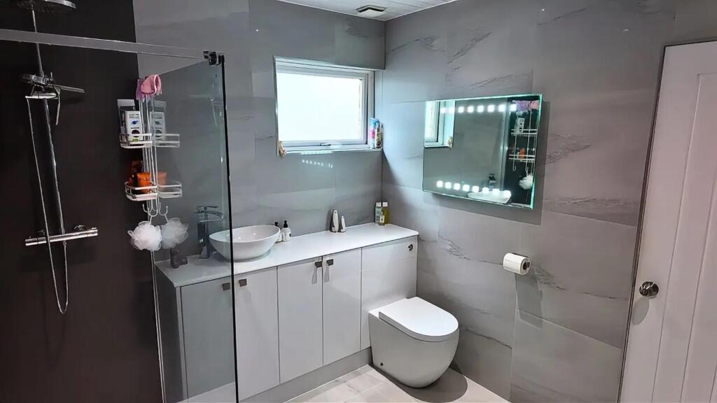 bathroom 2.jpg
