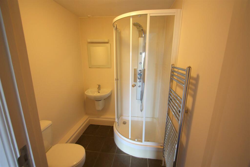 16 Longshore Apartments En Suite Shower