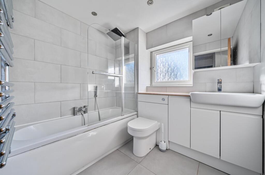 29 Harmans Way, Weedon
