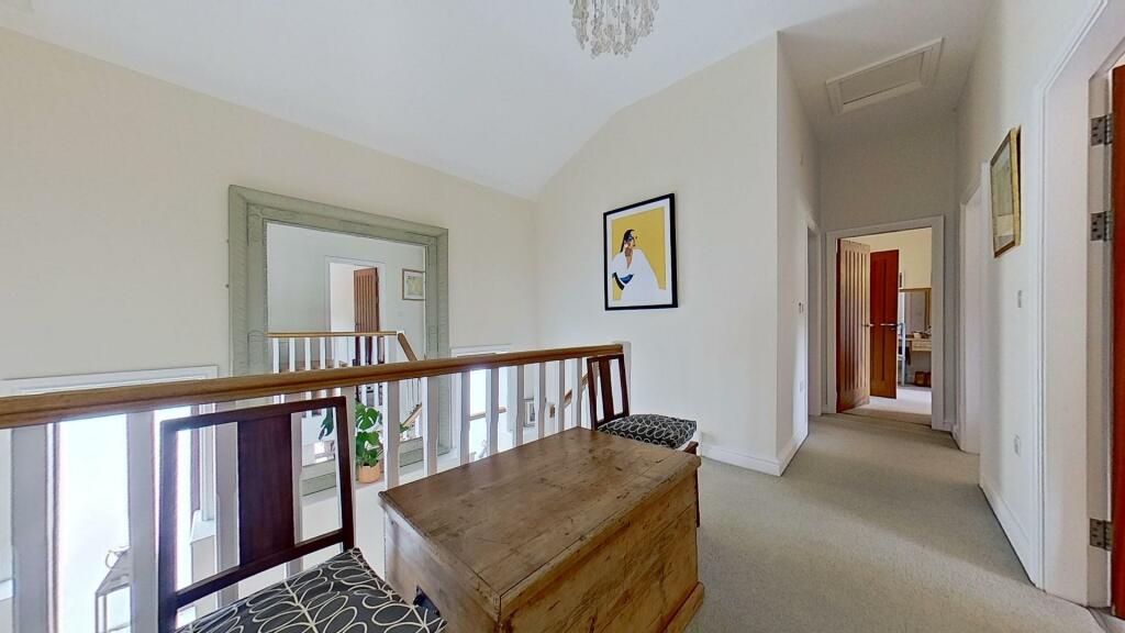 FIRST FLOOR GALLERIED LANDING
