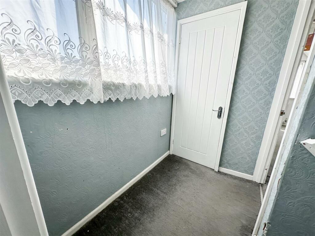 FIRST FLOOR LANDING