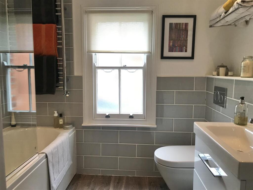 Bathroom 1.JPG