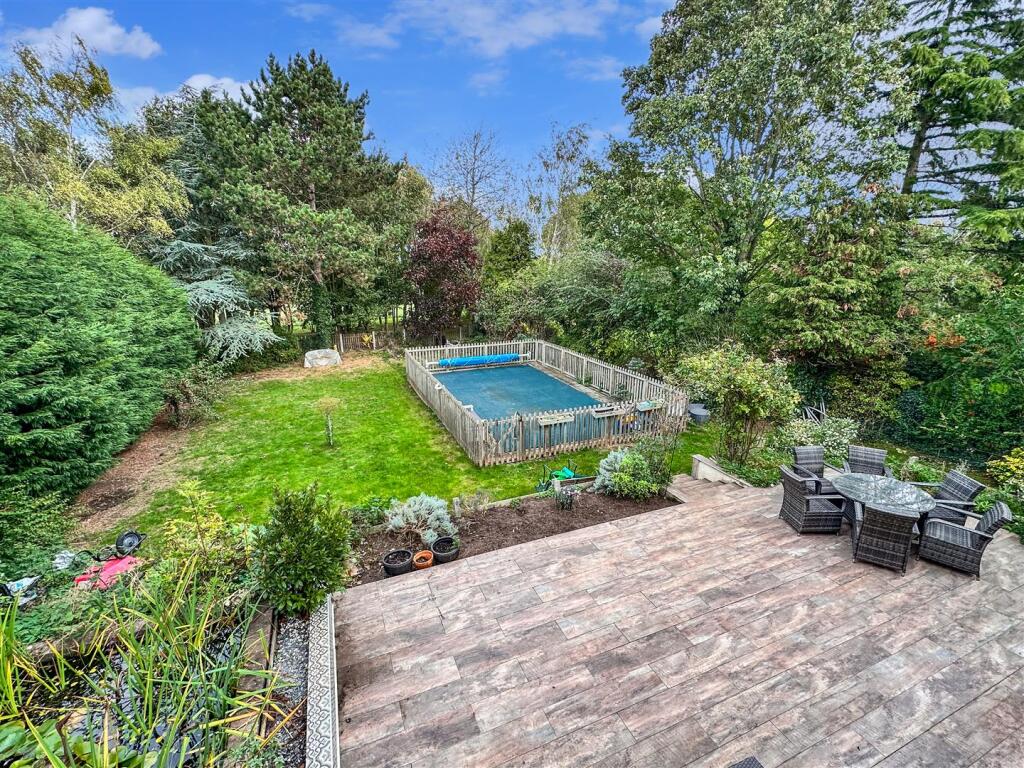 Generous Garden With Swimming Pool 060