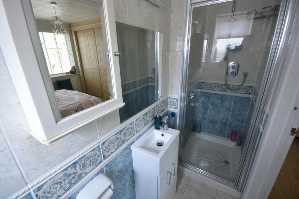 EN SUITE SHOWER ROOM