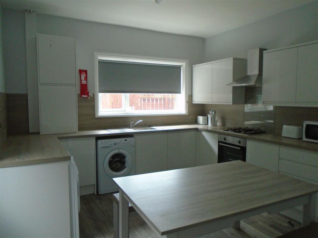 Kitchen (2).JPG