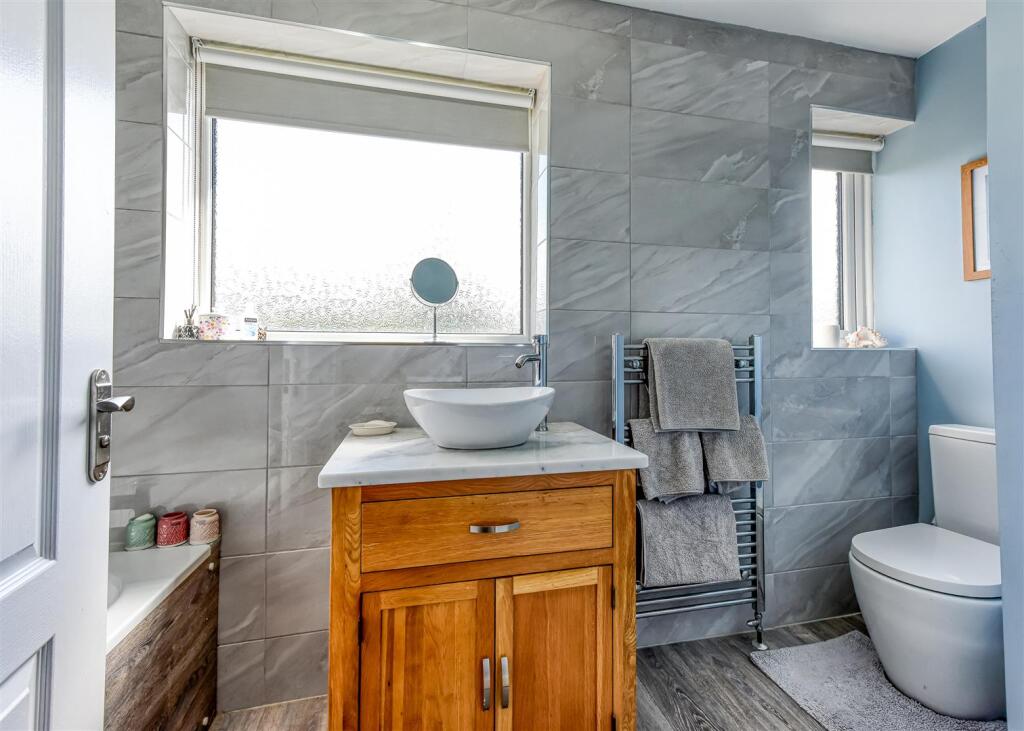 4 The Grange-Bathroom (2).jpg