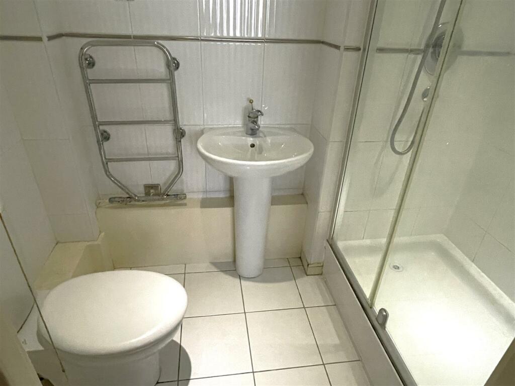 ensuite.JPG
