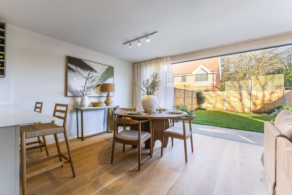 Open plan kitchen/ dining