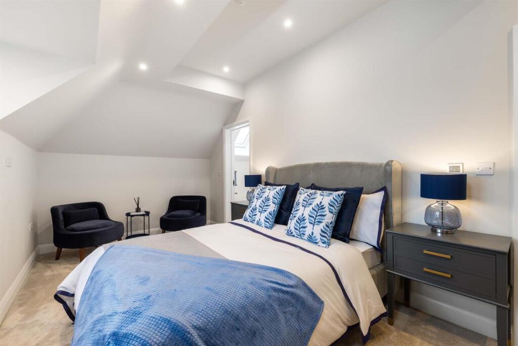 7 McLaren Court, 1 Cobham Road, KT22  9AU-8.jpg