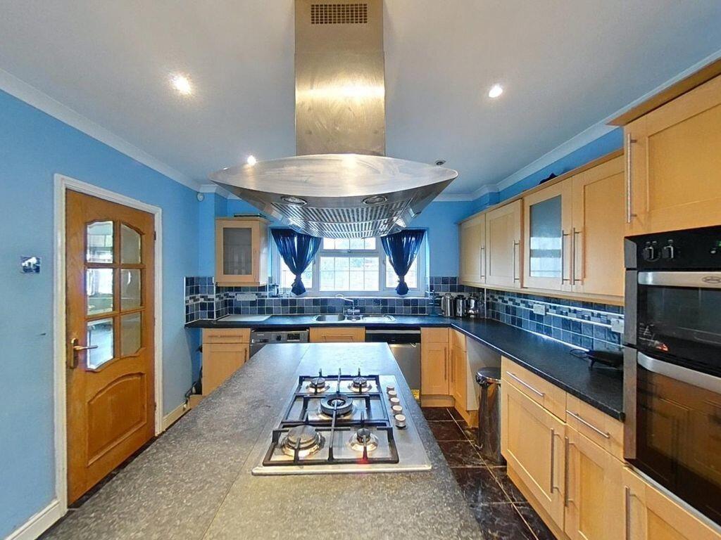 Bannister close (...