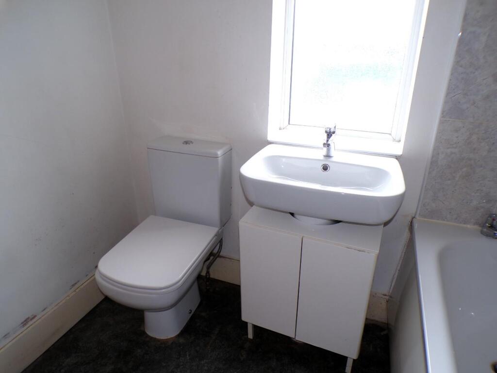 63CookeStreetBathroom (2).JPG