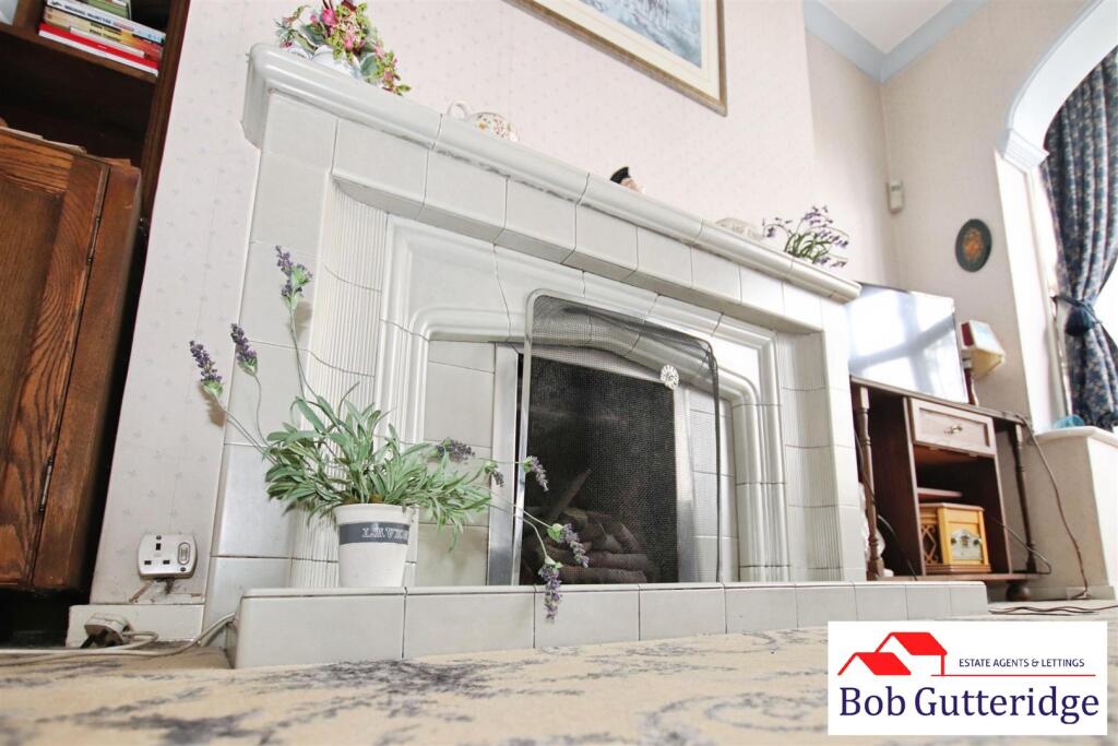 BAY FRONTED LOUNGE
