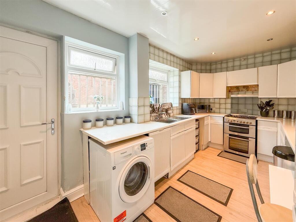 BREAKFASTING KITCHEN