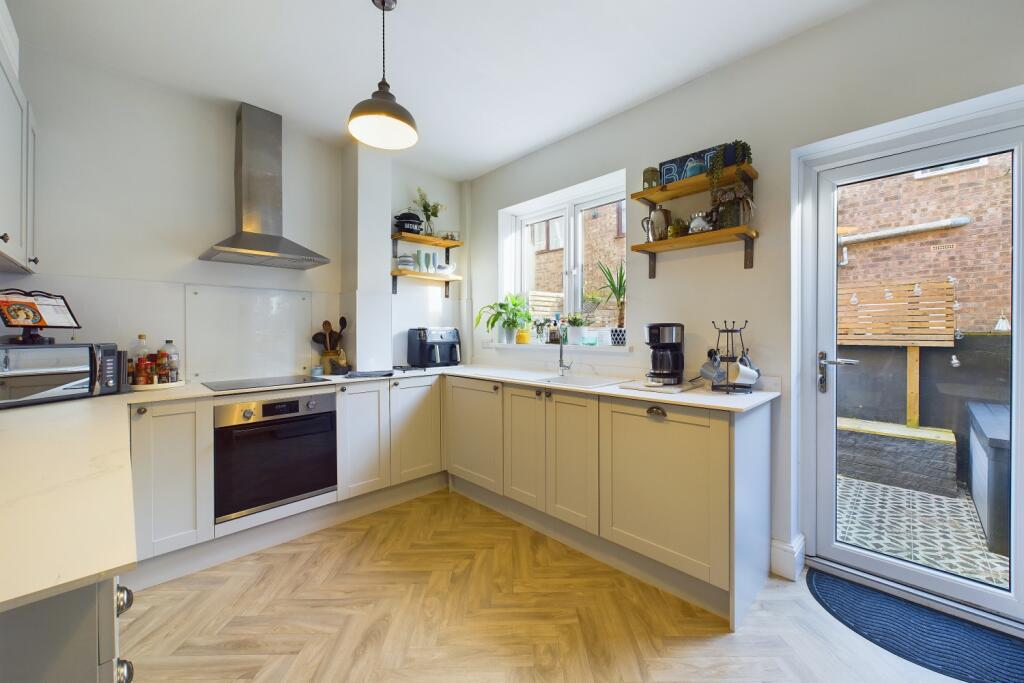 CAM03162G0-PR0202-STILL004