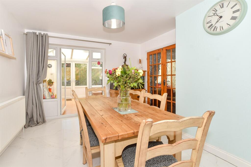 Kitchen/ Breakfast Room