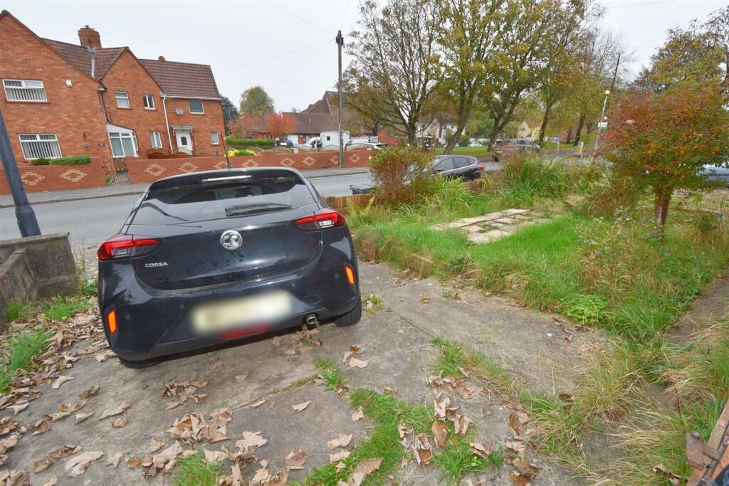 Driveway to front.jpg