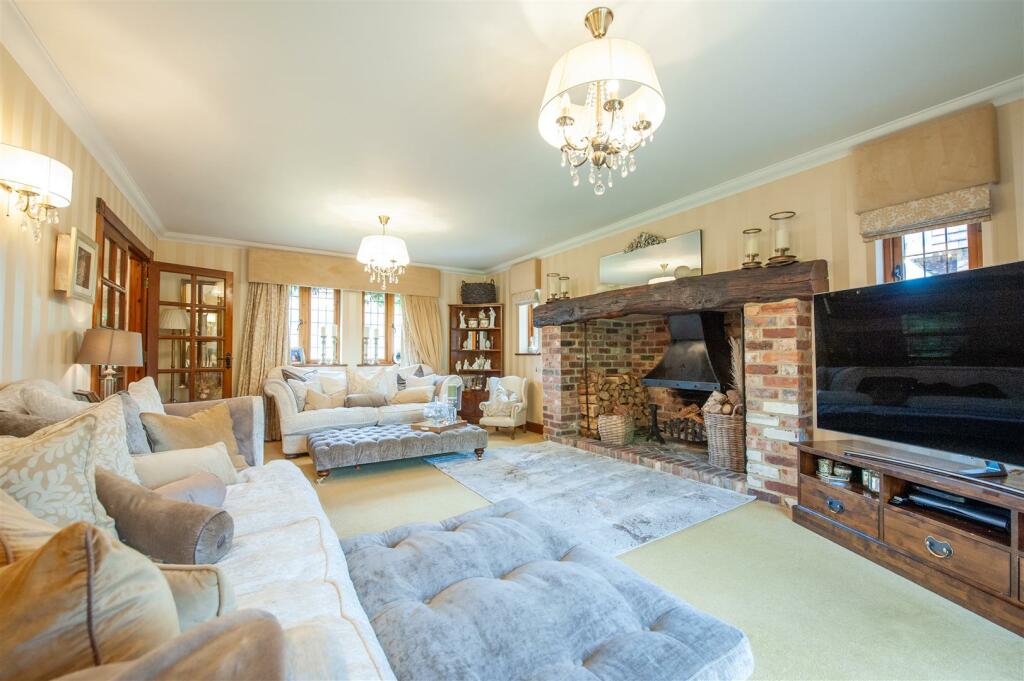 Living Room..jpg