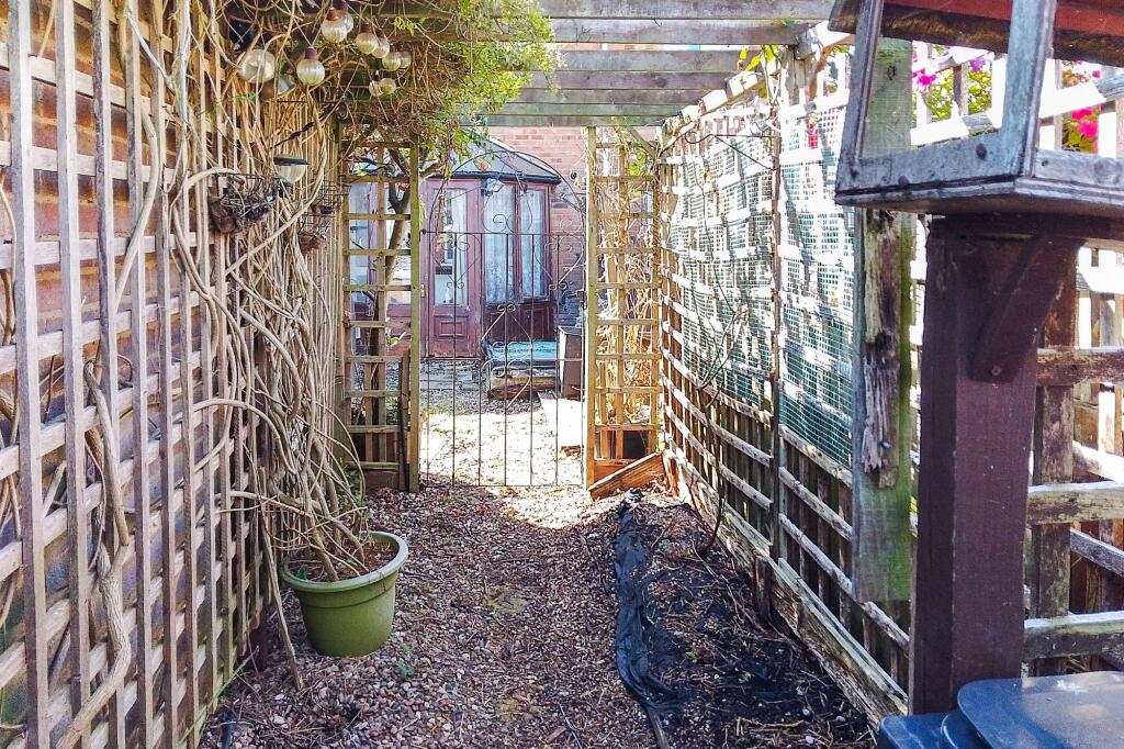 24 Conisborough, Toothill, Swindon SN5 8ES