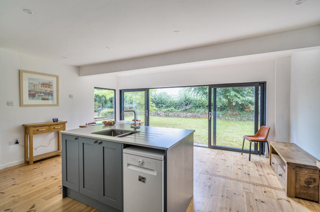 1347052-5-68b845b...