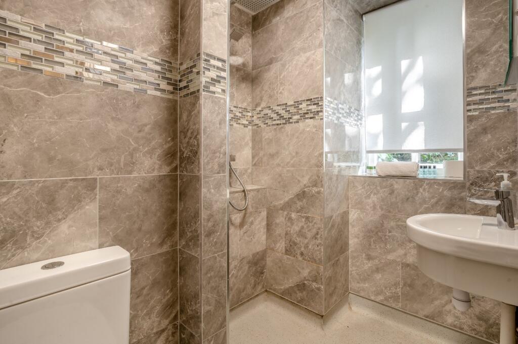 Separate Shower Room