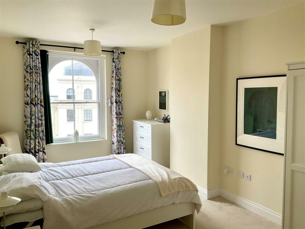 Bedroom 1 pic4.jpg