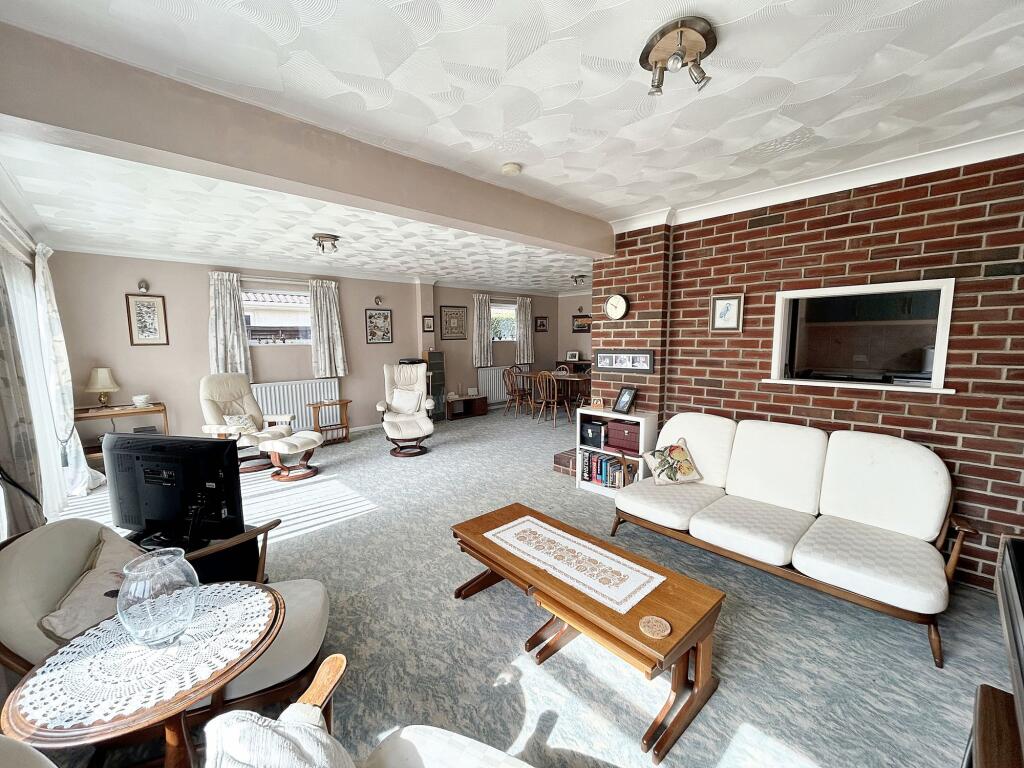 LOUNGE/DINING ROOM