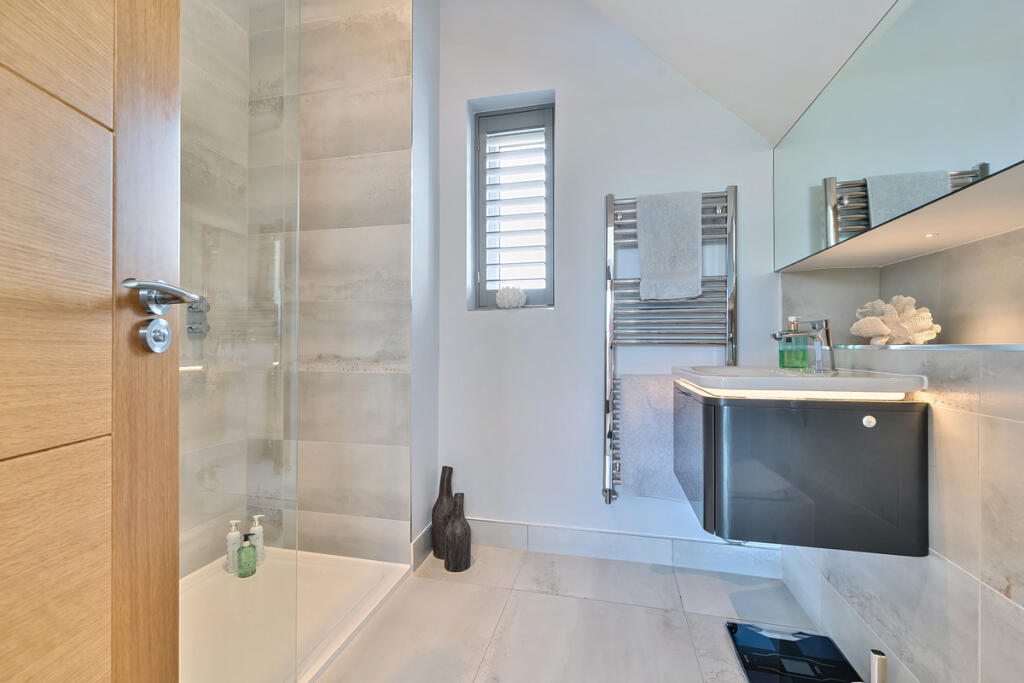 Master Bedroom En-Suite shower room