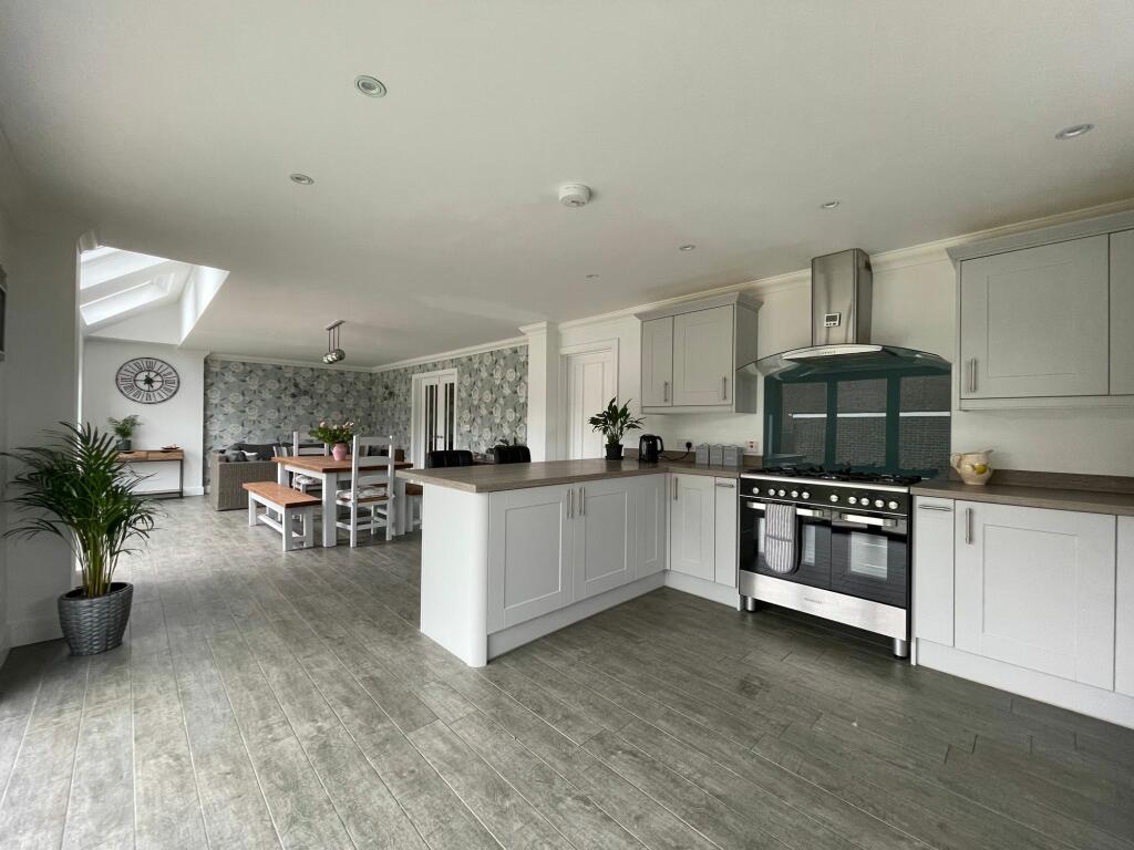 Kitchen/Dining Room (6)