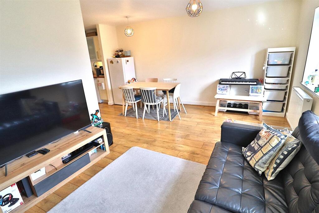 L SHAPED LOUNGE/DINING ROOM