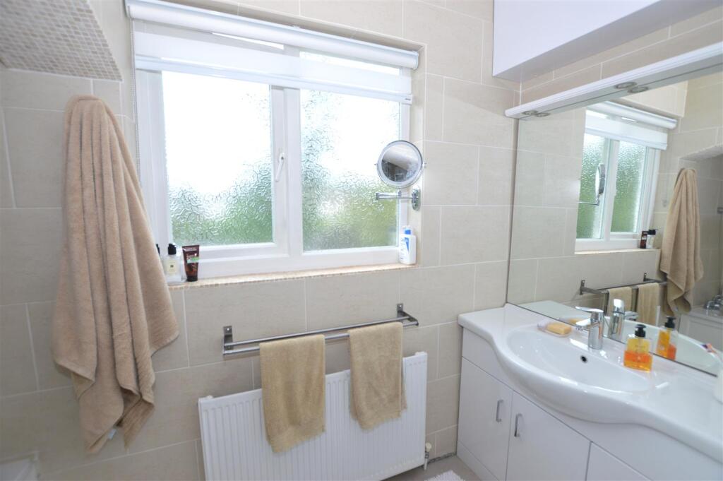 32 Montrose Ave bath.JPG