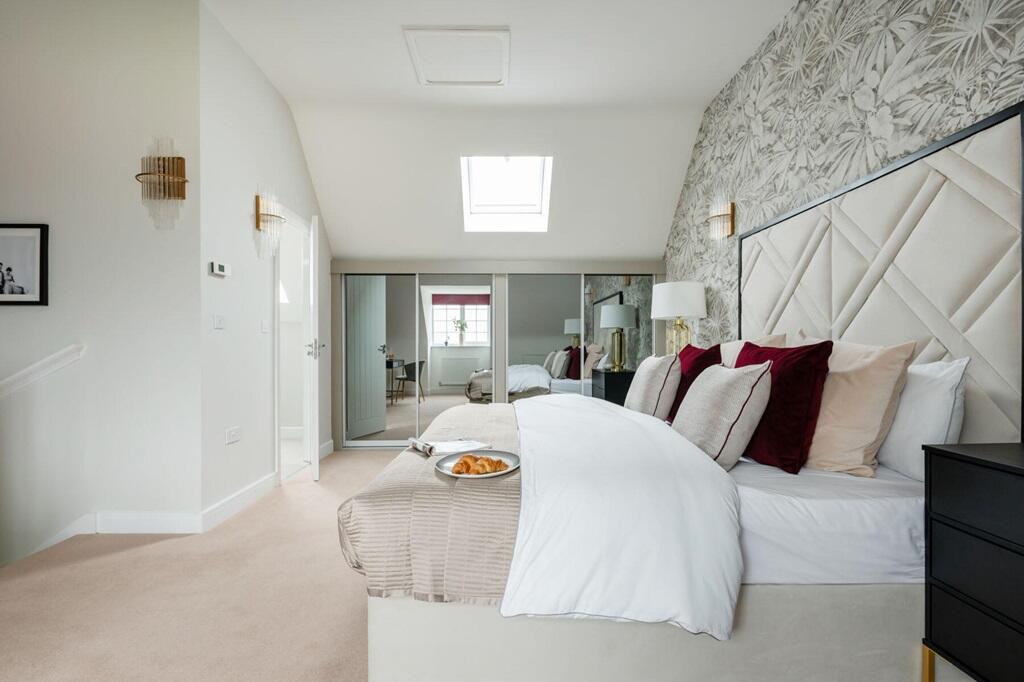 Top floor haven with double bedroom, en suite and space to work from home