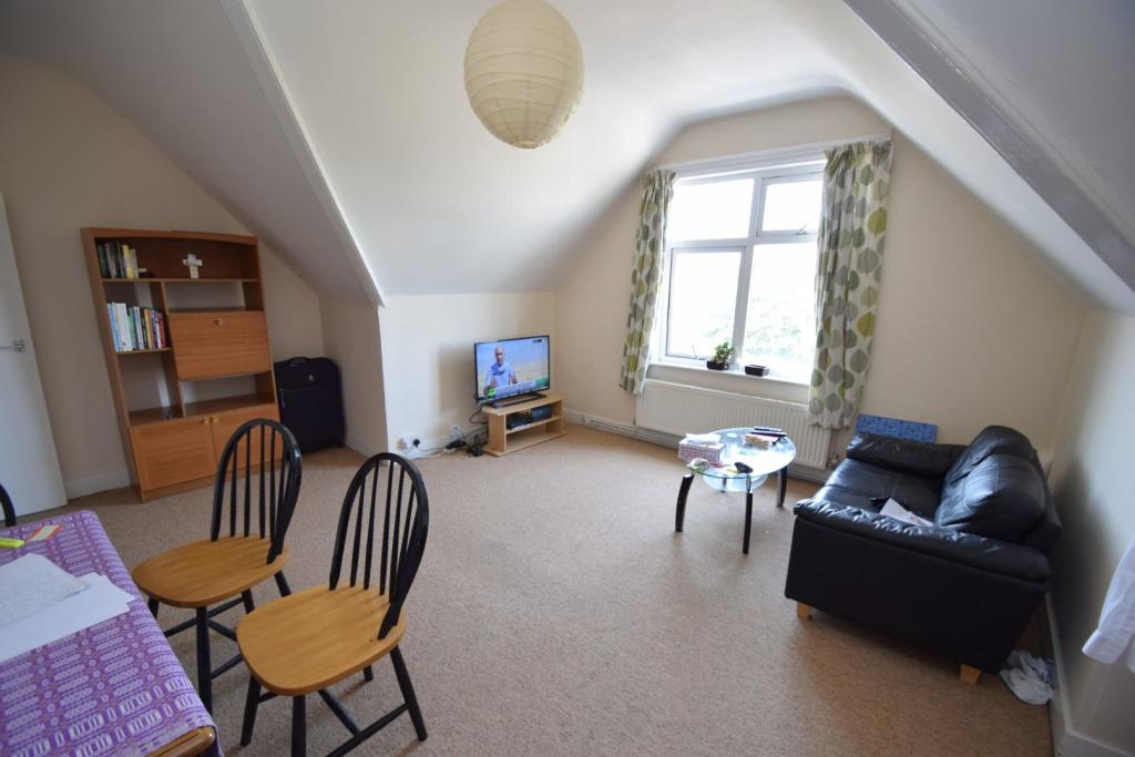 3 Hampden Terrace Lounge.jpg