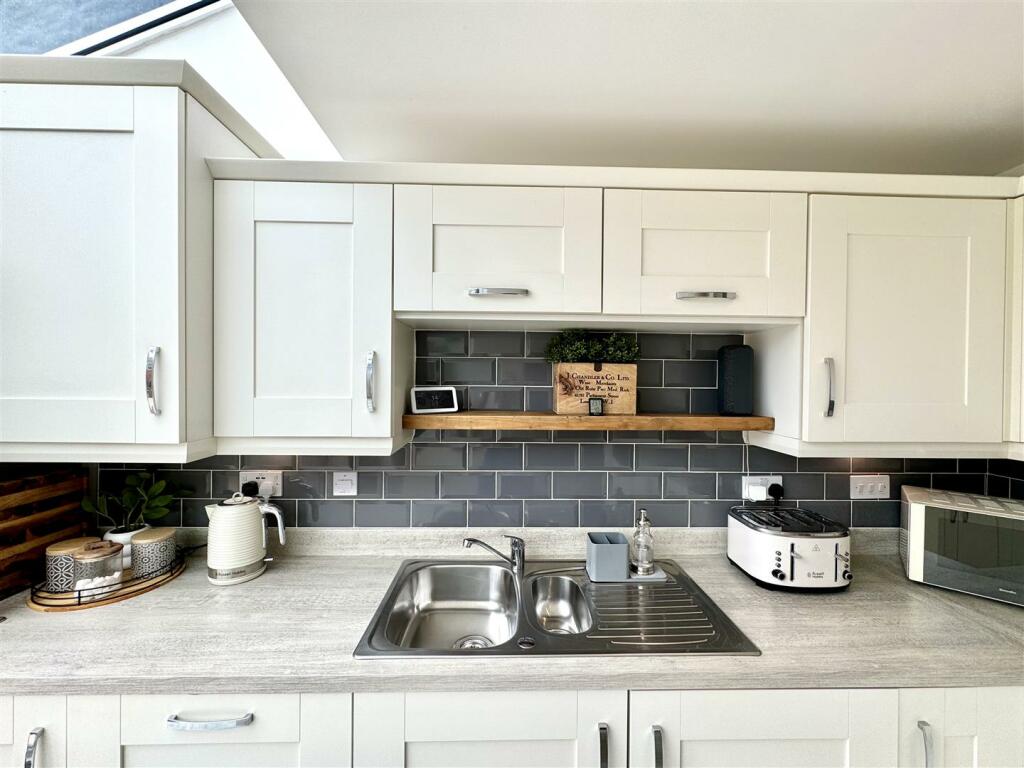 KITCHEN/BREAKFAST AREA