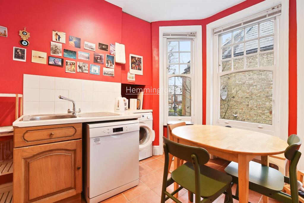 10-77d179221- GCHMF - 208 Fortis Green Road - Kitc