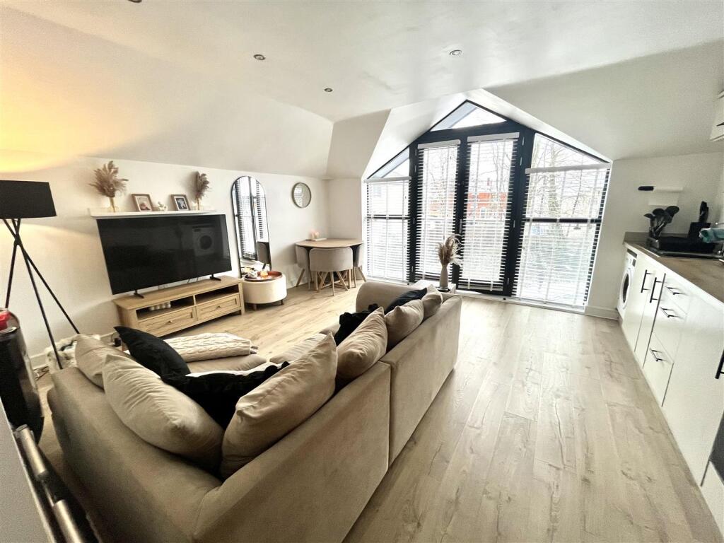 Lounge/ Dining Kitchen: