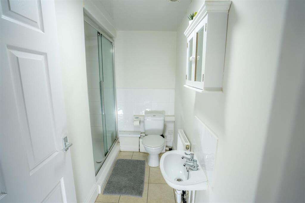 Bathroom 1.jpg